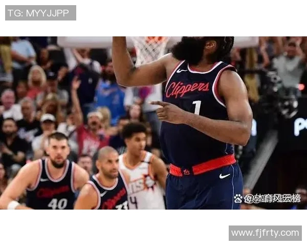 快船大胜开拓者，莱昂纳德表现抢眼引领全队